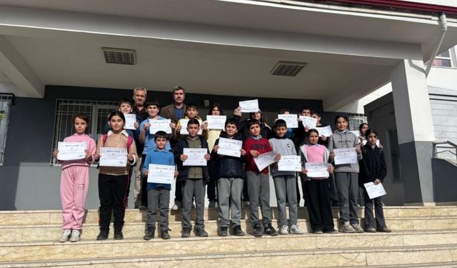Esentepe Ortaokulu'nda başarılı öğrenciler belgeyle ödüllendirildi