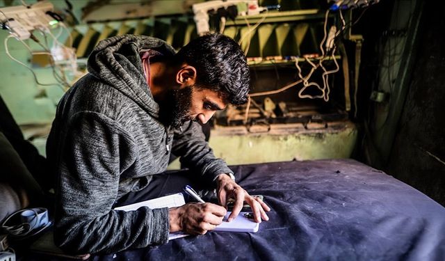 Gazzeli genç, İsrail ordusundan kalan ZPT'yi şarj istasyonuna çevirdi