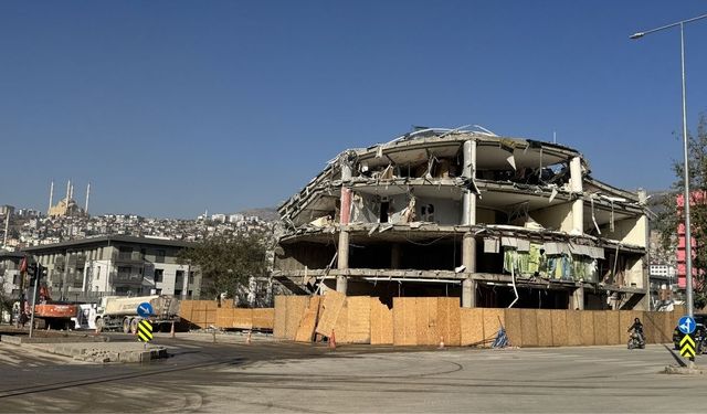 Kahramanmaraş’ta 10 Katlı İş Merkezi Yıkıldı