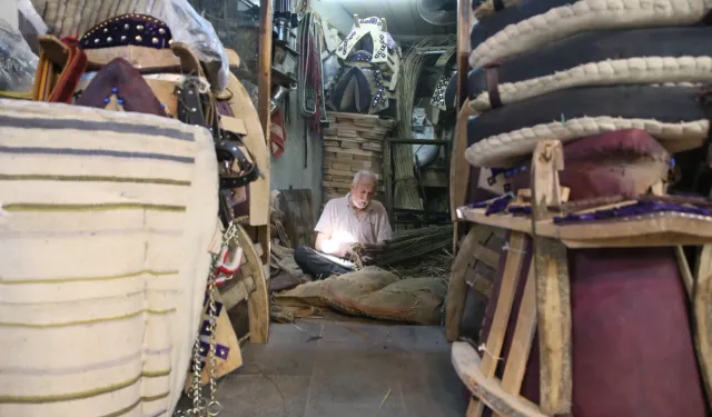 Kahramanmaraş’ta 60 yıllık semer ustası yok olmaya yüz tutan mesleğini yaşatıyor