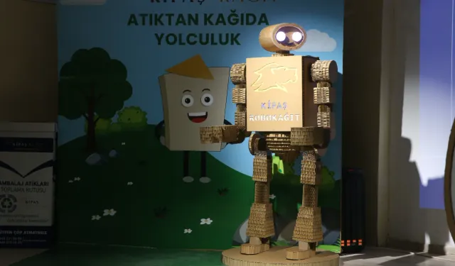 Kahramanmaraş'ta atık kağıtlarla yapılan karton robot, öğrencilerle buluştu