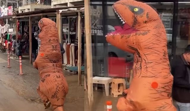 Kahramanmaraş’ta bir vatandaş, dinozor kostümü giyerek sokaklarda dolaştı
