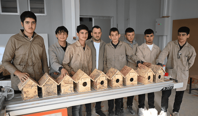 Kahramanmaraş’ta depremde hayatını kaybedenlerin ismi kuş evlerinde yaşatılıyor