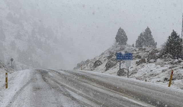 Kahramanmaraş'ta kar yağışı etkili oldu: Püren Geçidi beyaza büründü