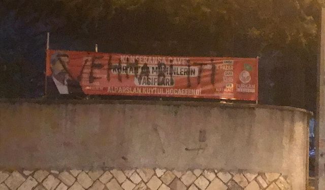 Kahramanmaraş’ta konferans afişlerine sprey boyalı müdahale