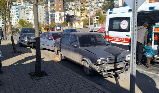Kahramanmaraş'ta kontrolden çıkan araç park halindeki otomobillere çarptı