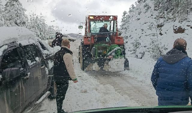 Karda mahsur kalan cenaze aracı için seferber oldular