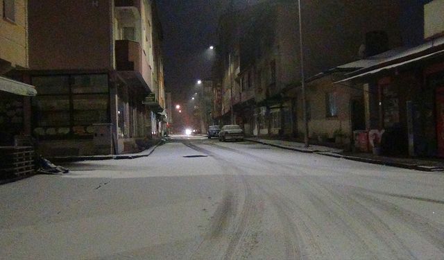Kars’a mevsimin ilk karı düştü