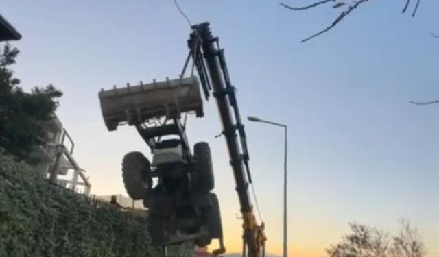 4.5 milyon lira değerindeki kepçe vinçten düştü