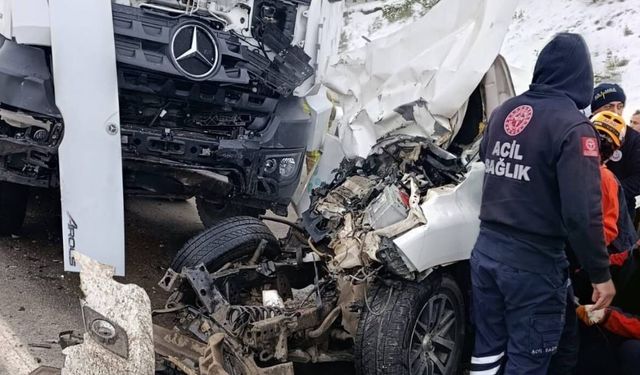 Tokat’ta kamyonet ile tır çarpıştı: 1 ölü, 2 yaralı