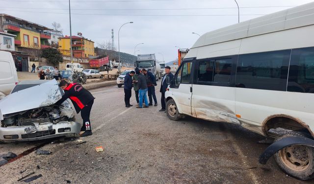 Kahramanmaraş Pazarcık’ta servis aracı ile otomobil çarpıştı: 2 yaralı