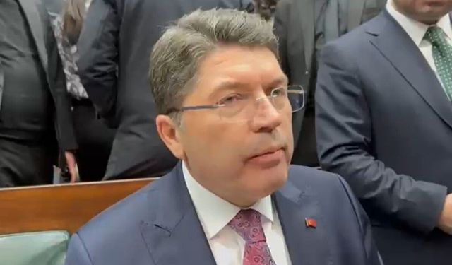 Bakan Tunç: Bayrak indirme olayıyla ilgili 14 kişi gözaltına alındı