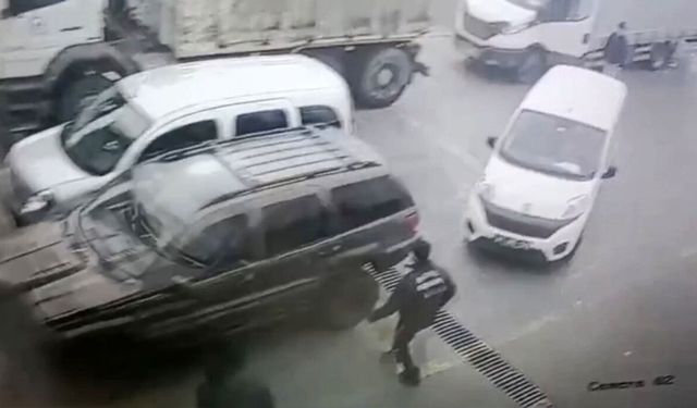 Araç muayene istasyonunda kaza: 3 araç hasar gördü