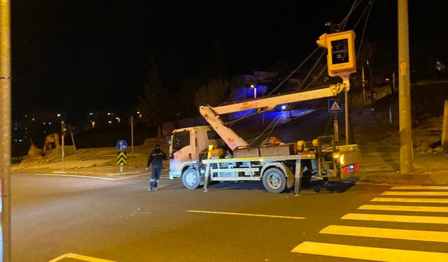 Kahramanmaraş'ta kuvvetli rüzgar nedeniyle elektrik telleri koptu