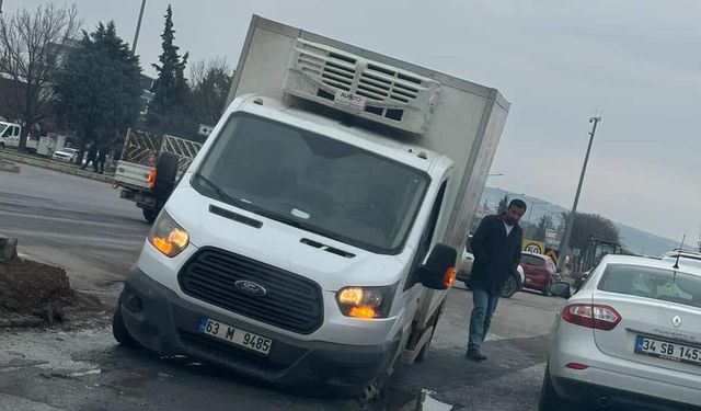 Kahramanmaraş'ta kamyonet çukura düştü