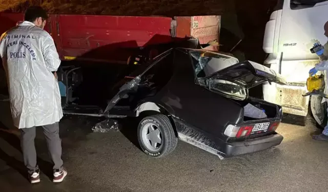 Otomobil, park halindeki TIR'a çarptı: 1’i ağır, 2 yaralı