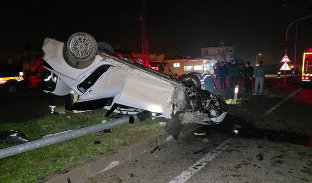 Aydınlatma direğine çarpan otomobil takla attı: 1 yaşındaki bebek öldü, anne ve baba yaralandı