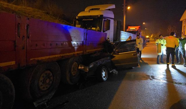 Tofaş tıra ok gibi saplandı: 1’i ağır 2 yaralı