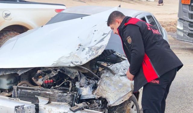 Kahramanmaraş Pazarcık’ta servis aracı ile otomobil çarpıştı: 2 yaralı