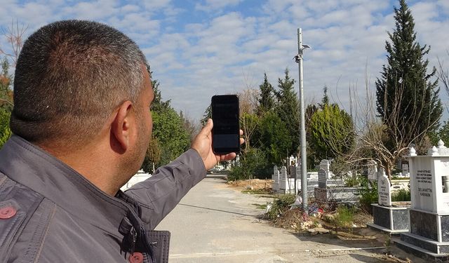 Babasının mezarındaki çiçekleri söküp uyuştur*cu sakladılar