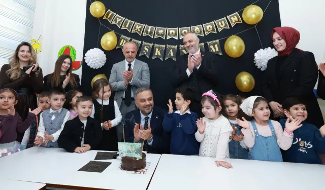 Başkan Toptaş’a karne gününde miniklerden doğum günü sürprizi!