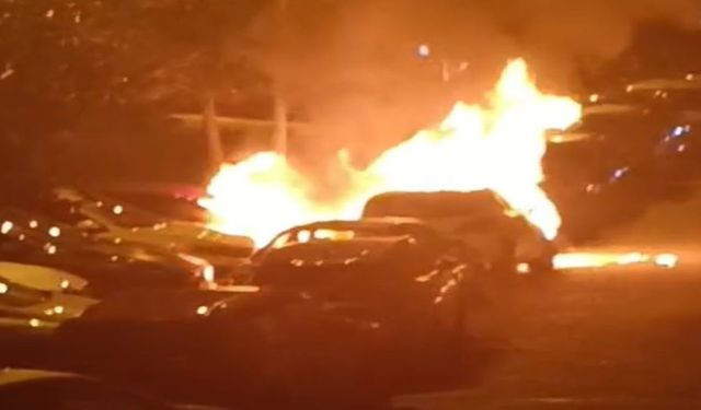 Beşiktaş’ta park halindeki 4 otomobil alev alev yandı