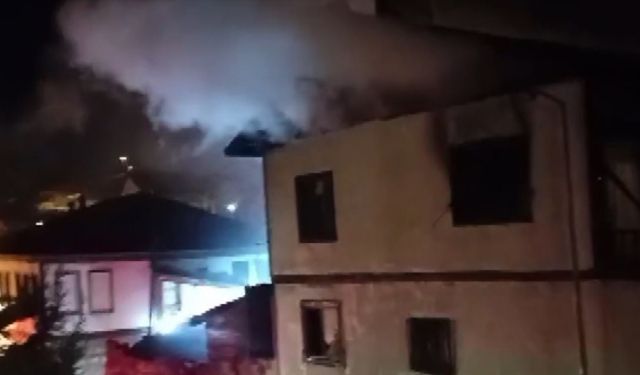 Beypazarı’nda yangın faciası: 6 ahşap ev yandı, bir itfaiyeci yaralandı