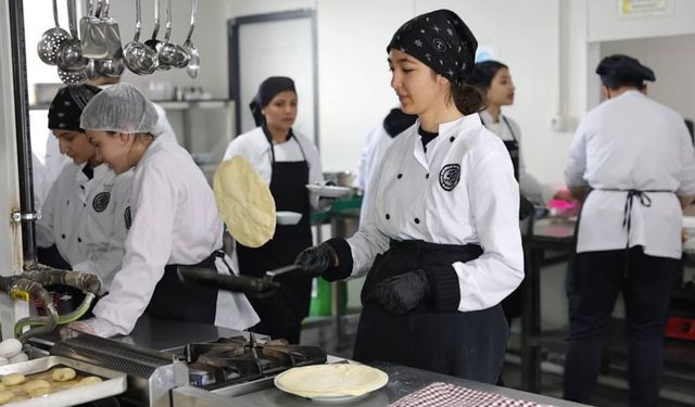 Elbistan’da Meslek Lisesi öğrencileri günlük 1.615 öğrenciye sıcak yemek sunuyor