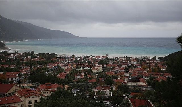 Fethiye'de sağanak sonrası Ölüdeniz'in rengi değişti
