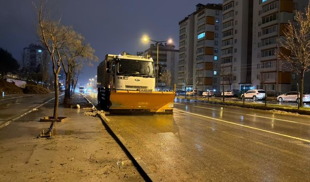 Geceyi sahada geçirdiler: Kahramanmaraş’ta kar mesaisi başladı