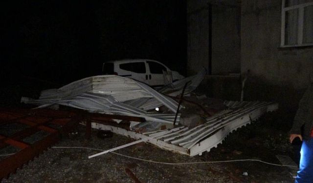 Antalya’da hortum: Evlerin çatısı uçtu, ağaçları kökünden söktü, otomobil ters döndü