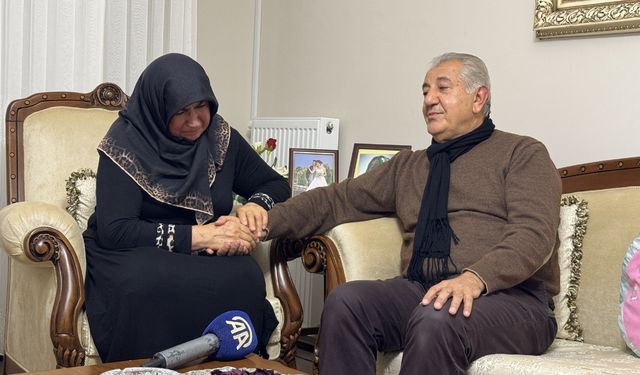 Kahramanmaraş depreminde ailesini kaybeden gazeteci, görevine tutunuyor