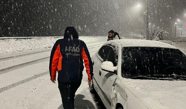 Kahramanmaraş-Göksun yolunda mahsur kalan vatandaşlar kurtarıldı