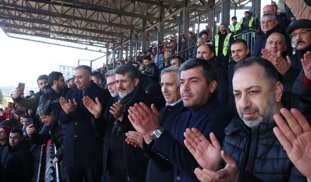 Kahramanmaraş İstiklalspor, Aliağa FK galibiyetini taraftarı ve protokol ile kutladı