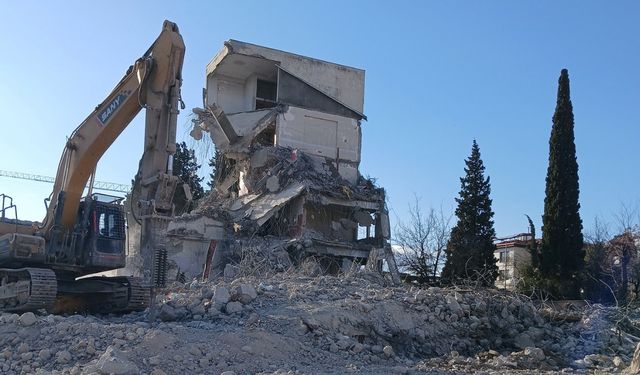 Kahramanmaraş’ta 5 Nisan İlköğretim Okulu yıkıldı