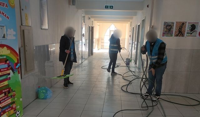 Kahramanmaraş’ta denetimli serbestlik ekiplerinden okul temizliği