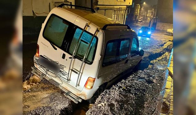 Kahramanmaraş'ta hafif ticari araç çukura düştü