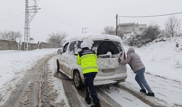 Kahramanmaraş’ta jandarmadan 22 bin araç denetimi: Trafikte kış uyarısı