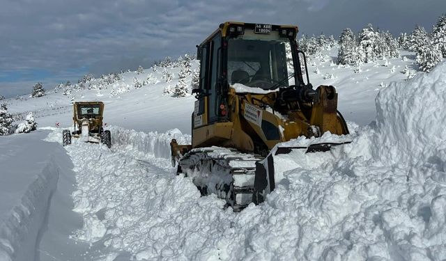 Kahramanmaraş’ta kar 12 mahalleyi ulaşıma kapattı!