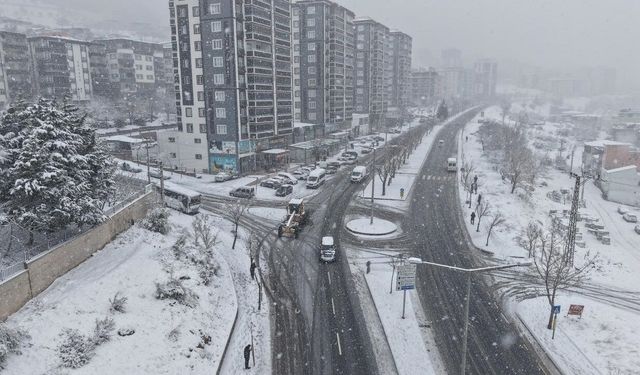 Kahramanmaraş’ta yollar kapanmadan müdahale başladı