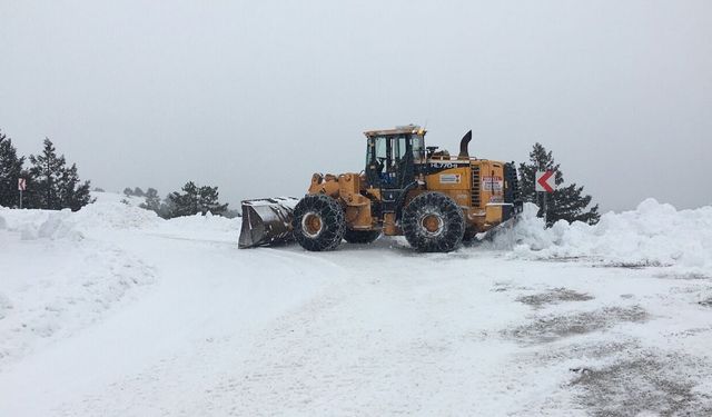 Kahramanmaraş’ta kırsalda yollar karla kapanmasın diye 7/24 mesai