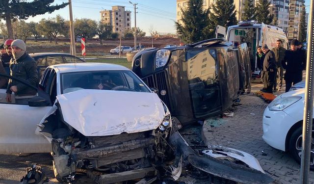 Kahramanmaraş'ta korkutan kaza: 2 otomobil çarpıştı, 3 yaralı