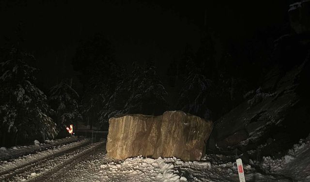 Kahramanmaraş'ta yağış sonrası kaya parçaları yola yuvarlandı