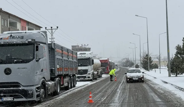 Kar Yağışı Nedeniyle Kapanan Kahramanmaraş-Kayseri Yolu Yeniden Ulaşıma Açıldı