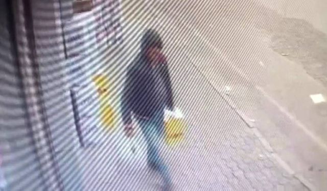 Marketin önündeki sıvı yağ kolisini çalan şahsın o anları kamerada