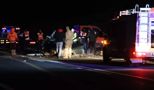 Otomobil ile Hafif Ticari Araç Çarpıştı, 3 Kişi Hayatını Kaybetti