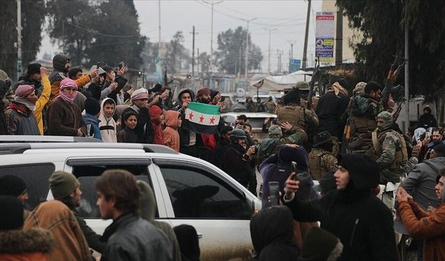 Soğuk ve yağmura rağmen Suriyeliler eve dönüş sevinci yaşıyor