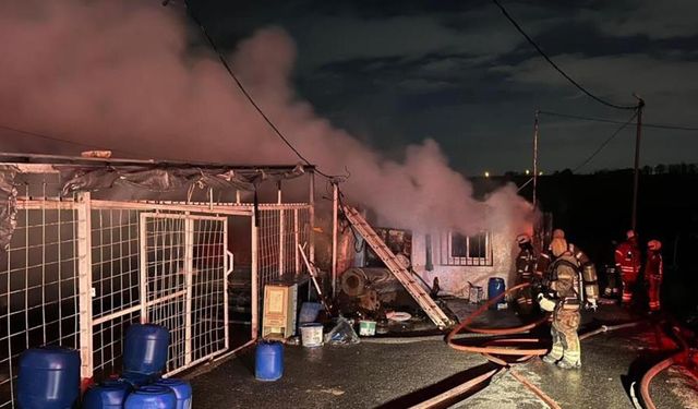 Sultangazi’de iki iş yeri alev alev yandı