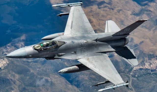 Tayvan’da F-16 savaş uçağı eğitim uçuşu sırasında denize düştü