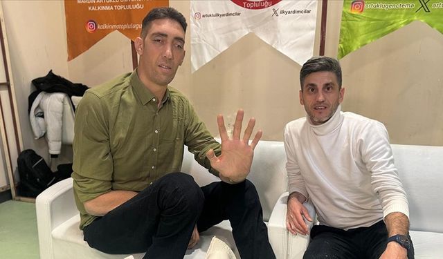 "Dünyanın en uzun adamı" Sultan Kösen'in ellerinin kalıbı çıkartıldı